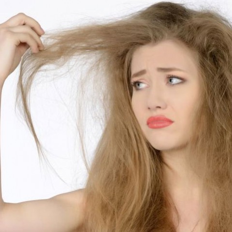 abitudini-che-rovinano-i-capelli